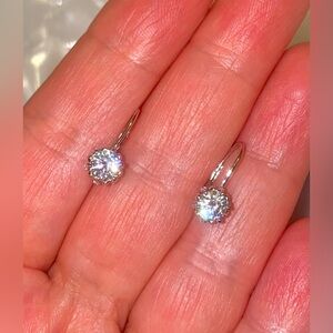 💐Elegant Silver earrings with Moissanites stones.💐